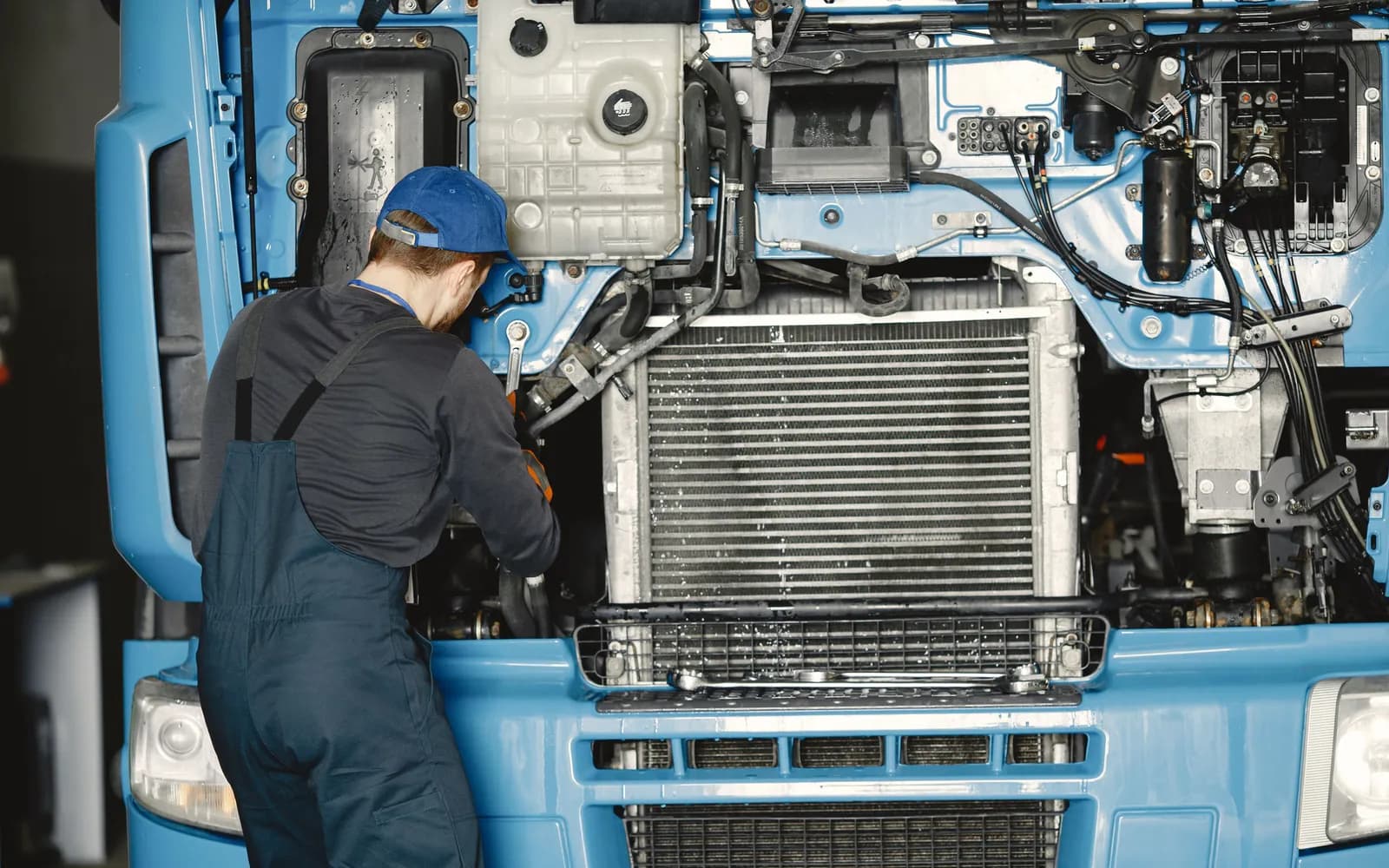 Technicien intervenant sur un moteur en atelier : image d'illustration